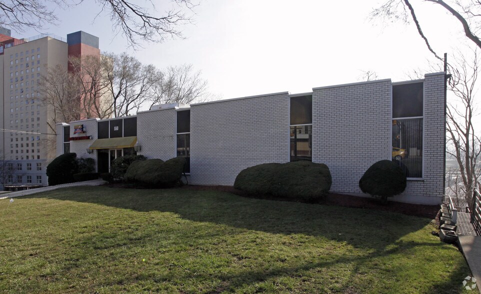 Primary Photo Of 550 County Ave, Secaucus Showroom For Lease