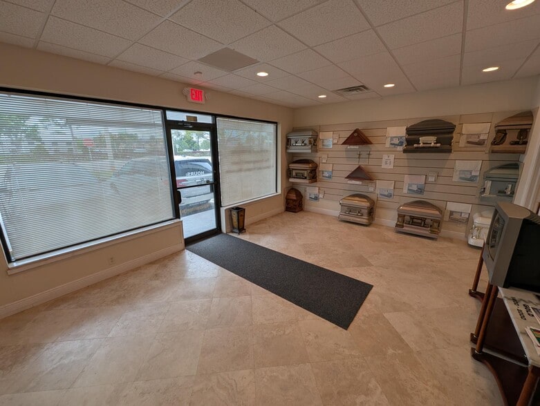 More Photos Of 935 17th St, Vero Beach Storefront Retail Office For Lease