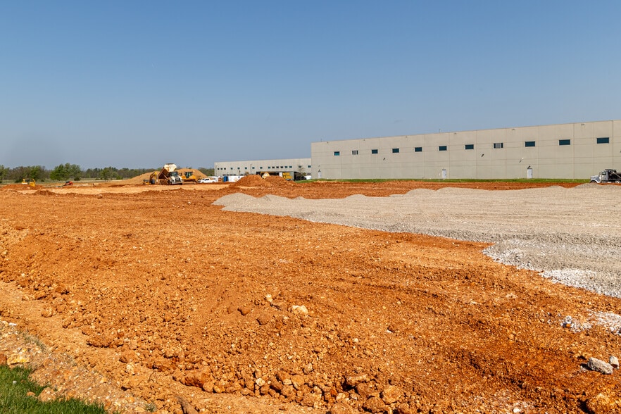 More Photos Of 5100 SW Regional Airport Blvd, Bentonville Warehouse For Lease
