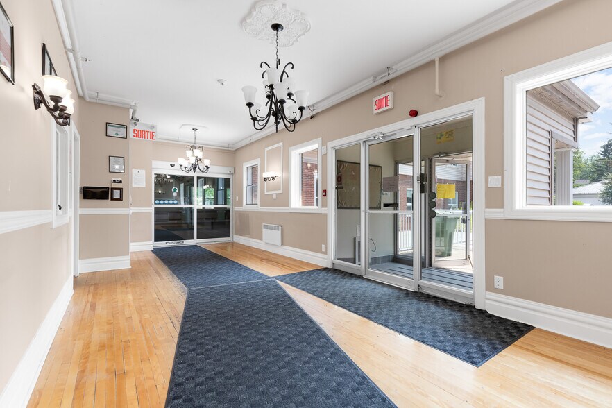 More Photos Of 21 Rue Messier, Mont-saint-hilaire Apartments For Sale