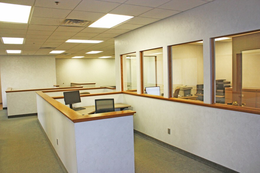 More Photos Of 2557-2571 Center Rd, Hinckley Warehouse For Lease