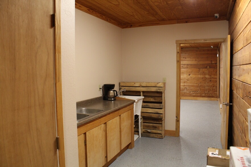 More Photos Of 805-807 E Hall St, Bangs Medical For Sale