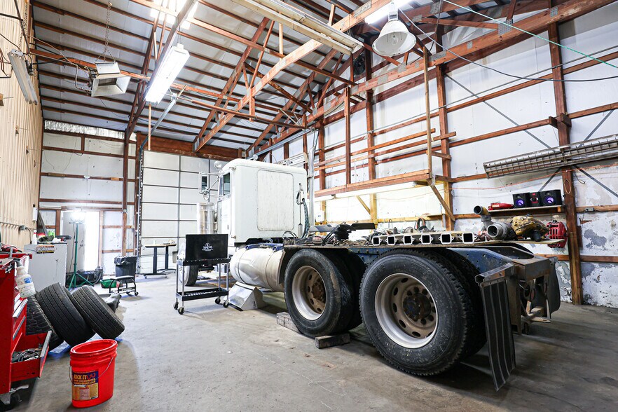 More Photos Of 430 US-62 E, Eddyville Auto Repair For Sale