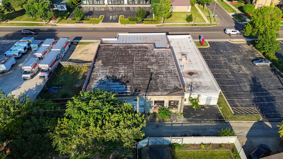 More Photos Of 655 N Washington St, Naperville Service For Sale