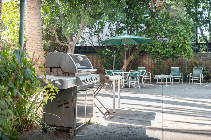 More Photos Of 6121 Woodman Ave, Van Nuys Apartments For Sale