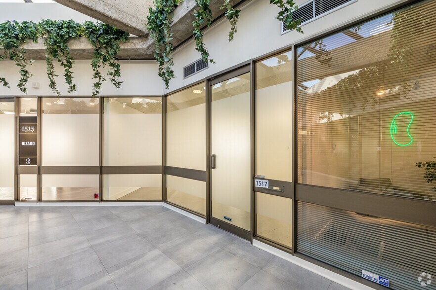 More Photos Of 555 Rue Chabanel O, Montréal Office For Lease