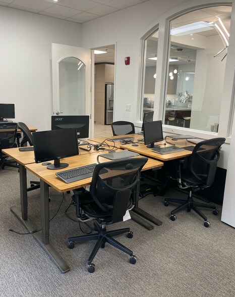 More Photos Of 8500 Bluffstone Cv, Austin Office For Sale