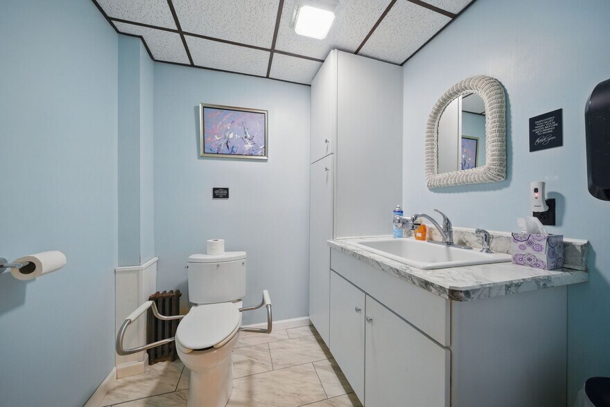 More Photos Of 11 Vernon Ave, Hamburg Medical For Lease