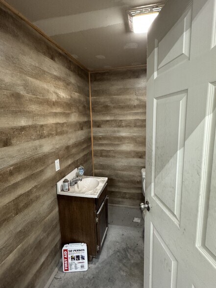 More Photos Of 103 Mabee Ave, Monteagle Industrial For Sale