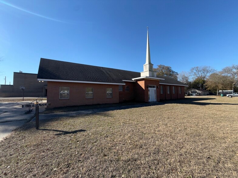More Photos Of 702 E Church St, Atmore Specialty For Sale