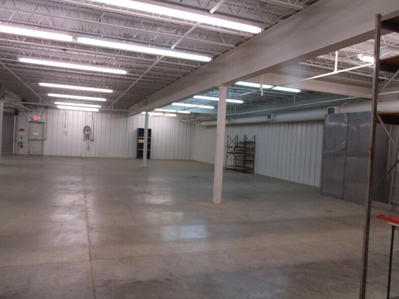 More Photos Of 411 Holmes St, Frankfort Light Distribution For Sale