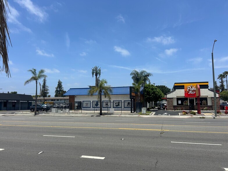 More Photos Of 1525 W Chapman Ave, Orange Showroom For Lease