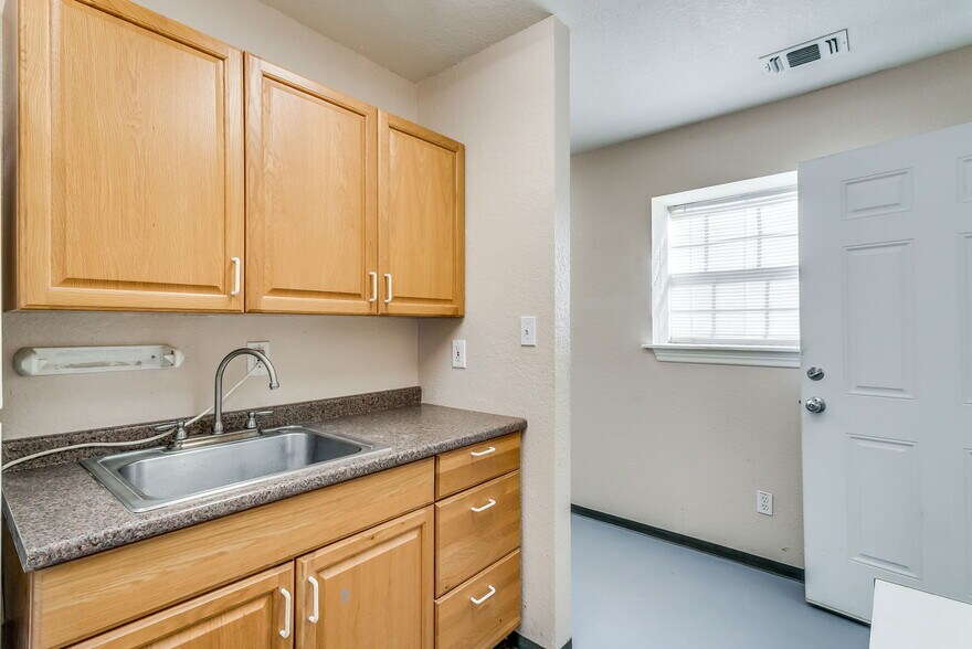 More Photos Of 3997 N US Highway 287, Alvord Warehouse For Lease