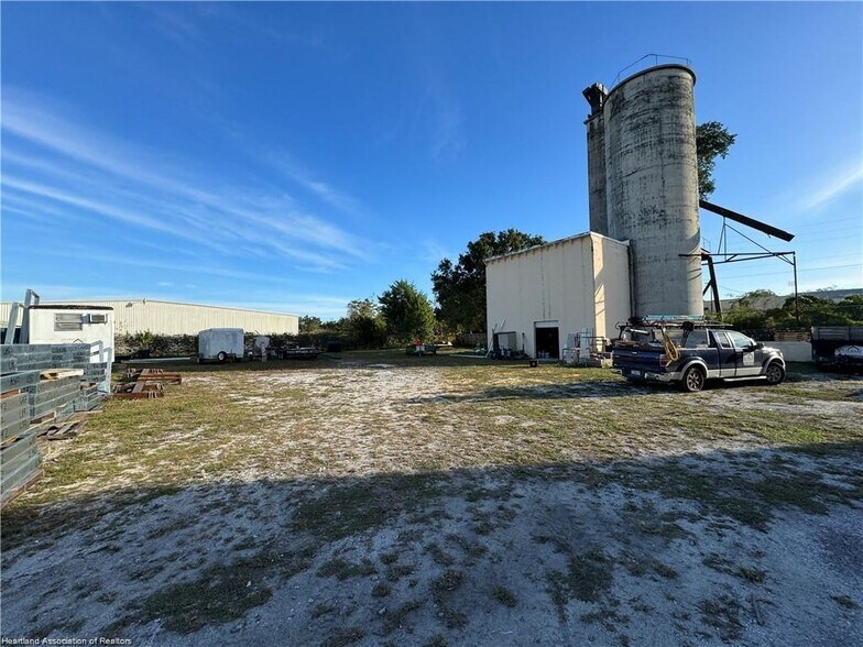 More Photos Of 110 W Interlake Blvd, Lake Placid Warehouse For Lease