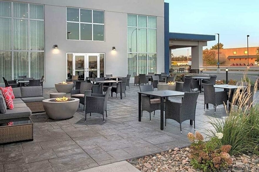 More Photos Of 109 N State Ave, Warroad Hotel For Sale