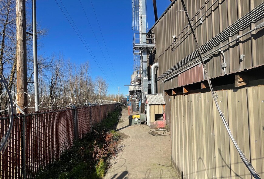 More Photos Of 4441 NE 148th Ave, Portland Warehouse For Sale