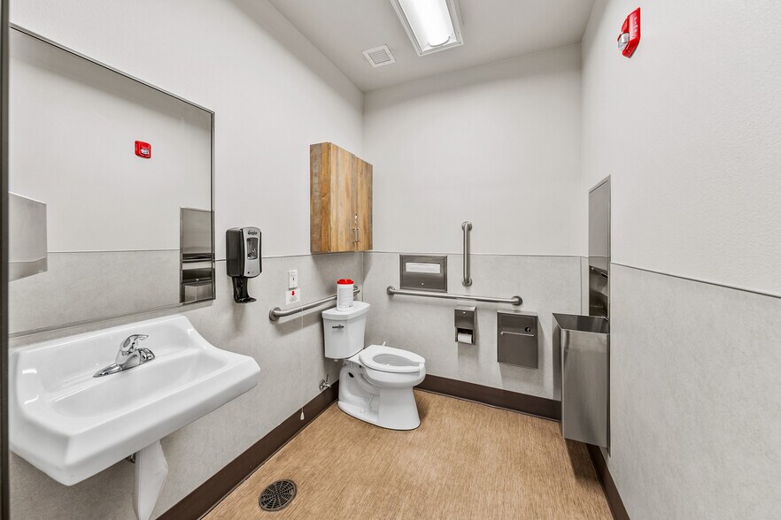 More Photos Of 2166 NW Vine St, Grants Pass Medical For Sale