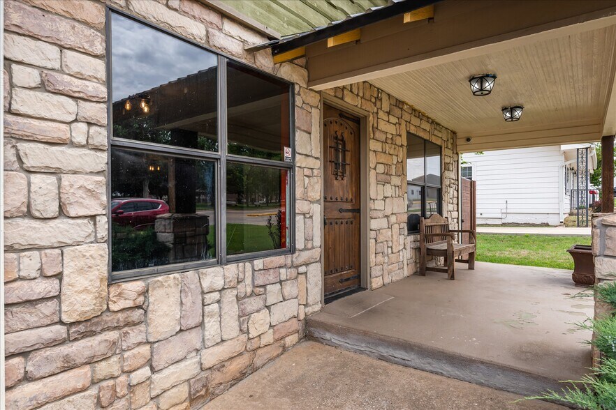 More Photos Of 629 W Main St, Yukon General Retail For Lease