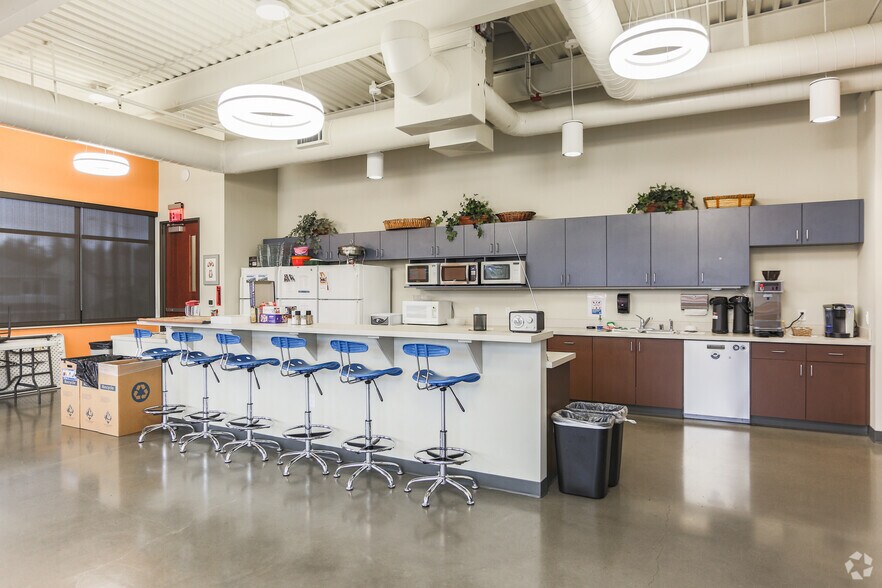 More Photos Of 701 NE 136th Ave, Vancouver Office For Lease