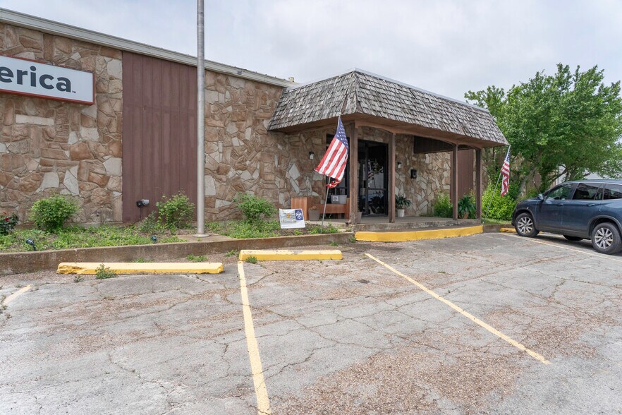 Primary Photo Of 300 Lake Air dr, Waco Office For Sale