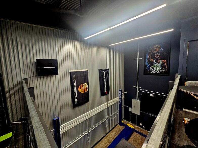 More Photos Of 48 Pit Ln, Pontiac Parking Garage For Sale