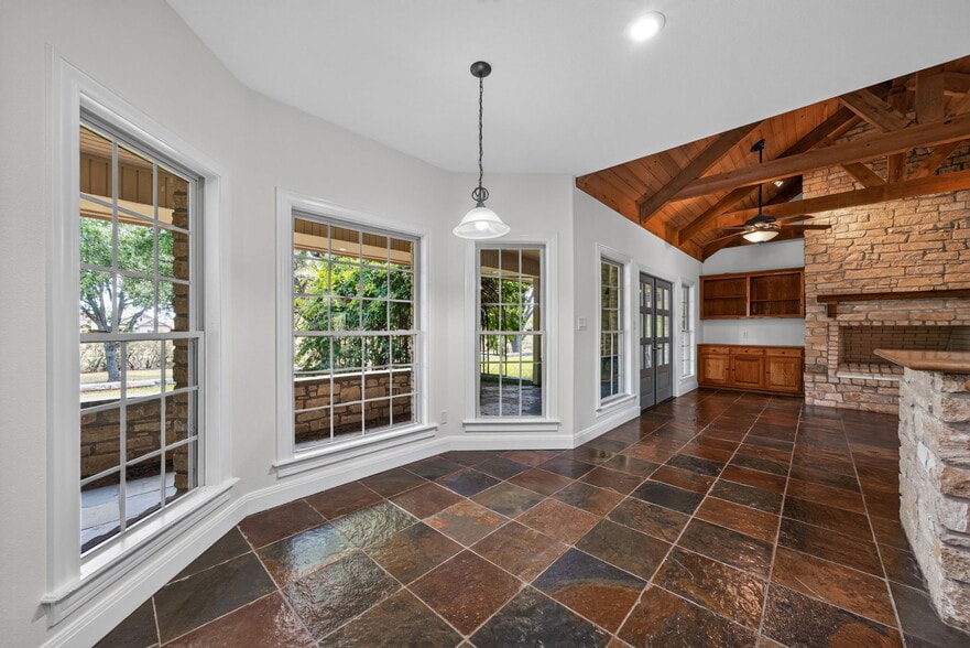 More Photos Of 2234 Highway 90 w, Castroville Flex For Sale