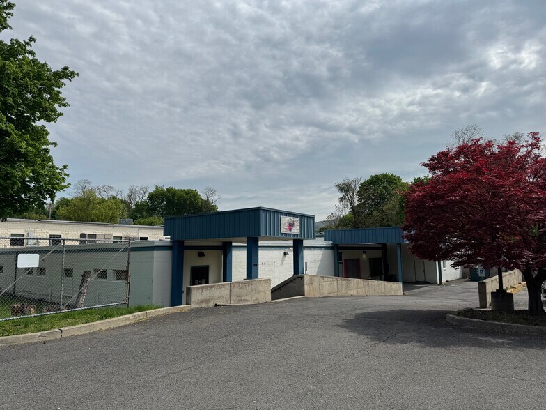 More Photos Of 195 Hudson St, Cornwall-on-Hudson Distribution For Lease