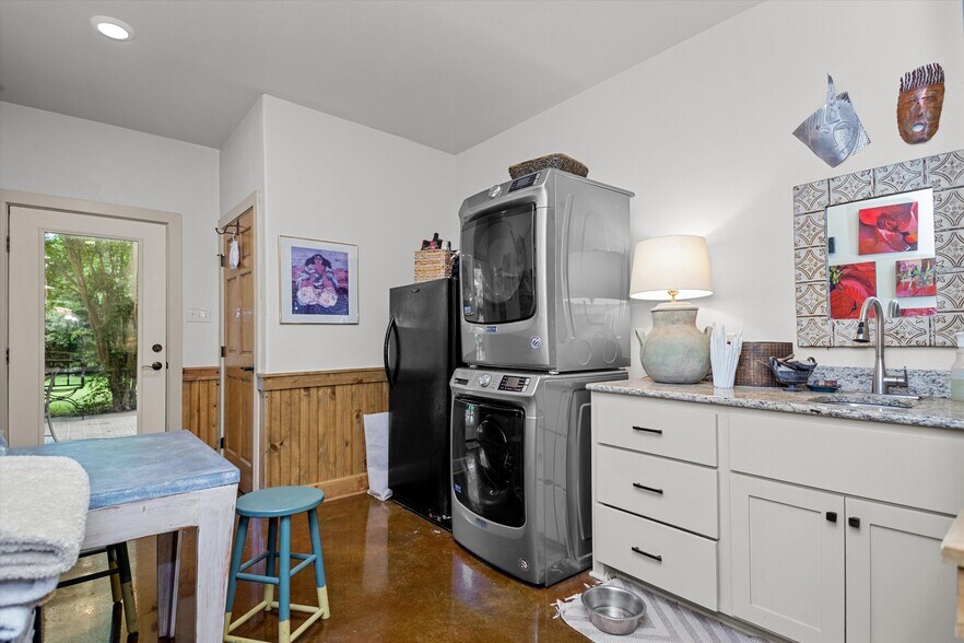 More Photos Of 310 N Mound St, Nacogdoches Flex For Sale