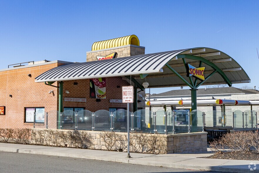 More Photos Of 750 W Sunrise Hwy, Valley Stream General Retail For Lease
