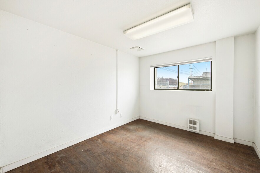 More Photos Of 80 Allegiance Cir, Evanston Industrial For Lease