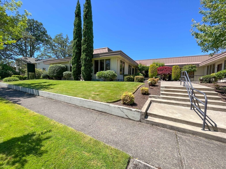 More Photos Of 1431-1449 Liberty St, Salem Office For Lease