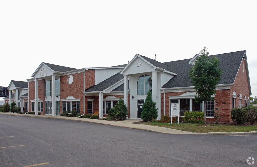 More Photos Of 33 W Higgins Rd, South Barrington Unknown For Lease