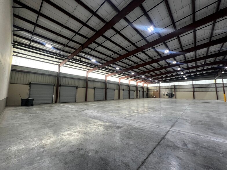 More Photos Of 3125 Drane Field Rd, Lakeland Warehouse For Lease