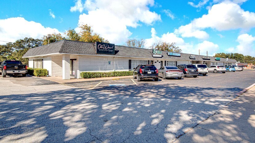 More Photos Of 1012 N Davis Dr, Arlington Storefront For Lease