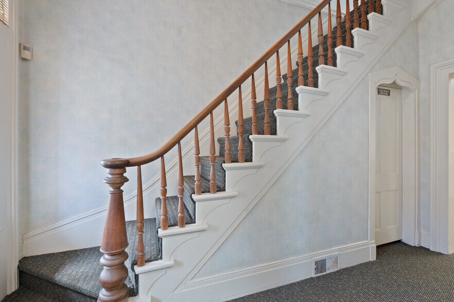 More Photos Of 1015 E Center St, Warsaw Office For Sale