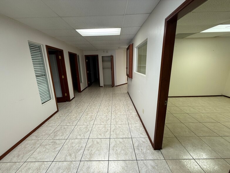 More Photos Of 6910 Bellaire Blvd, Houston Office Residential For Lease