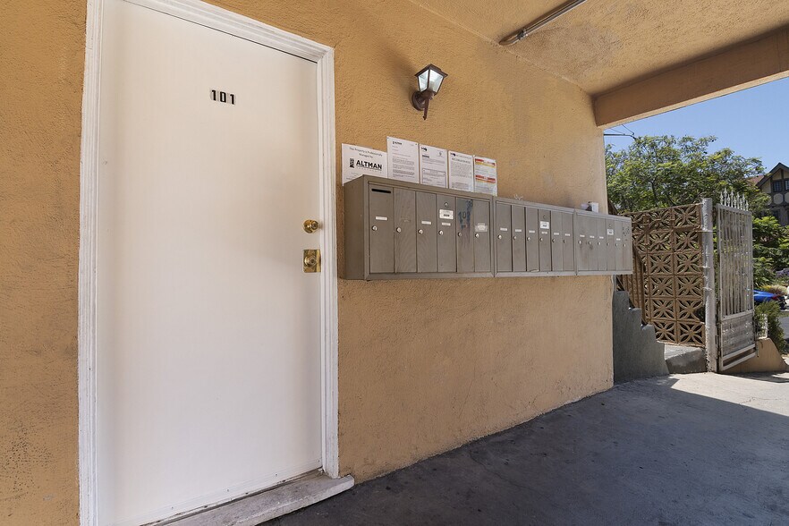 More Photos Of 1930 S Oxford Ave, Los Angeles Apartments For Sale