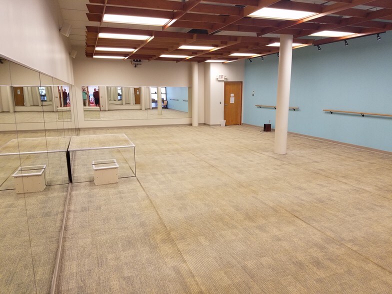 More Photos Of 100-140 Riverview Ctr, Middletown Office For Lease