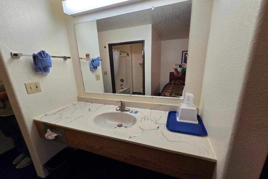 More Photos Of 748 E 12th St, Imperial Hotel For Sale