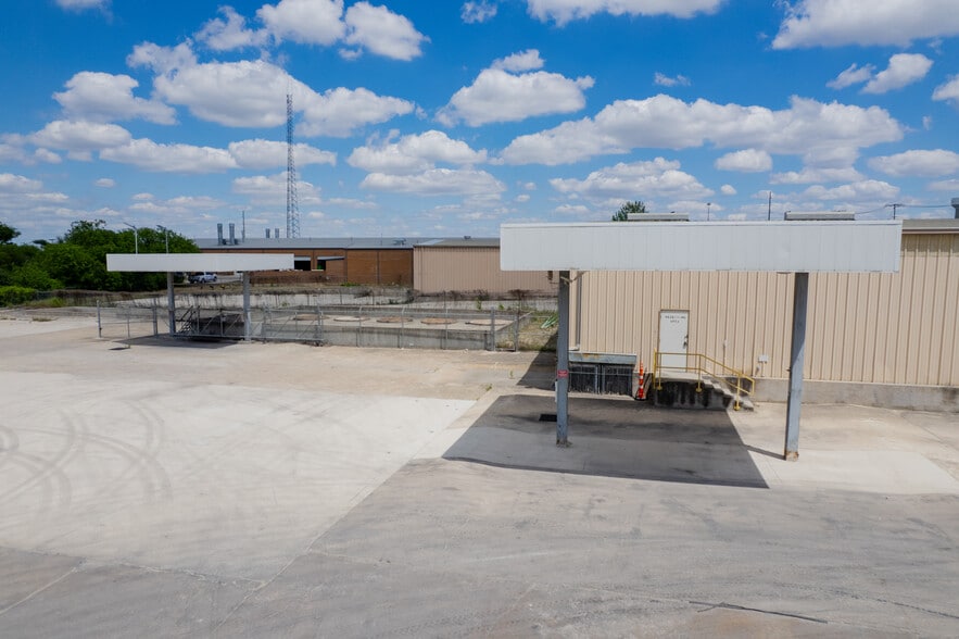 More Photos Of 4320 S Interstate 35, New Braunfels Showroom For Lease