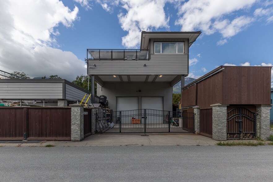 Primary Photo Of 37738 3 Av, Squamish Flex For Sale