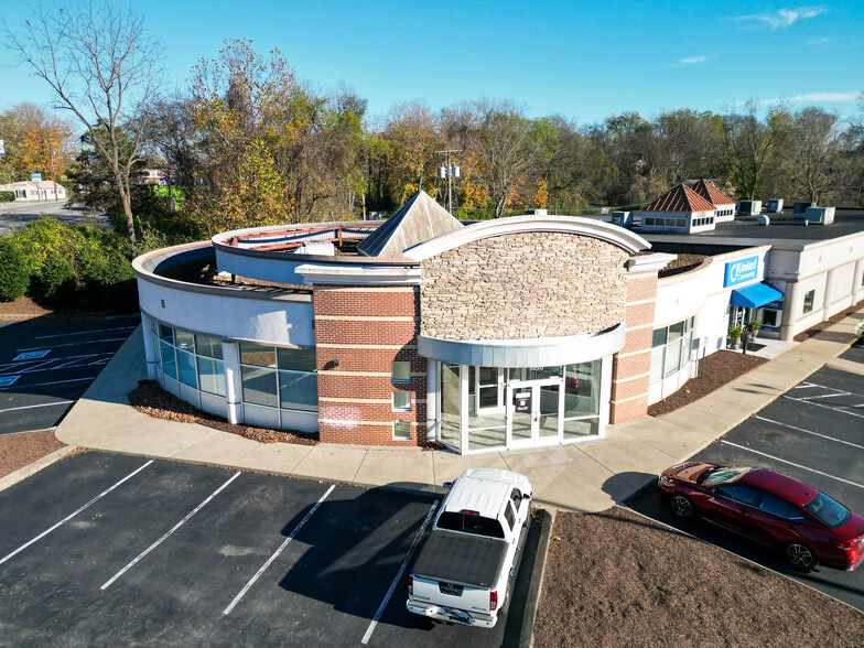 Primary Photo Of 1430 Madison St, Clarksville Bank For Lease