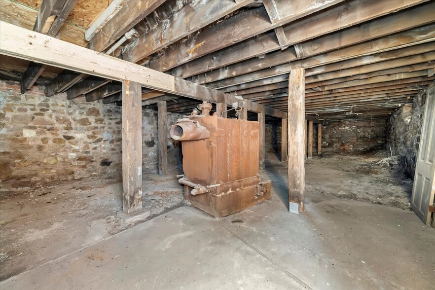 More Photos Of 310 Victor Ave, Victor General Retail For Sale