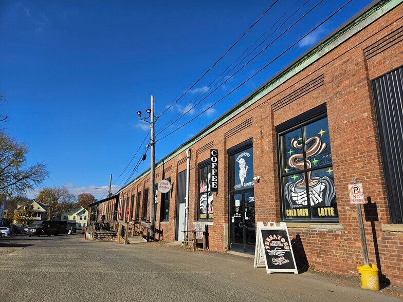 More Photos Of 725 Main St, Middletown Storefront For Lease