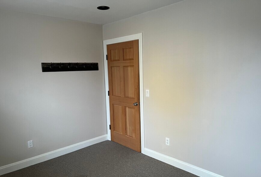 More Photos Of 3642 Main St, Stone Ridge Office Residential For Lease