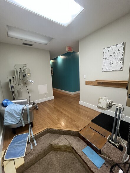 More Photos Of 4717 Swift Rd, Sarasota Medical For Sale