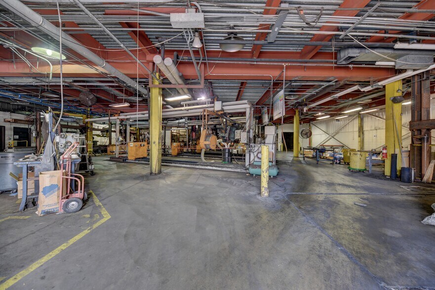 More Photos Of 1901 Longwood Dr, Brenham Manufacturing For Sale