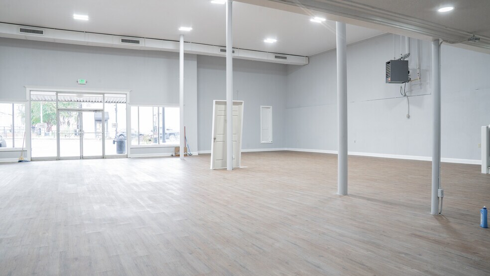 More Photos Of 106 E Main St, Kilgore Freestanding For Lease