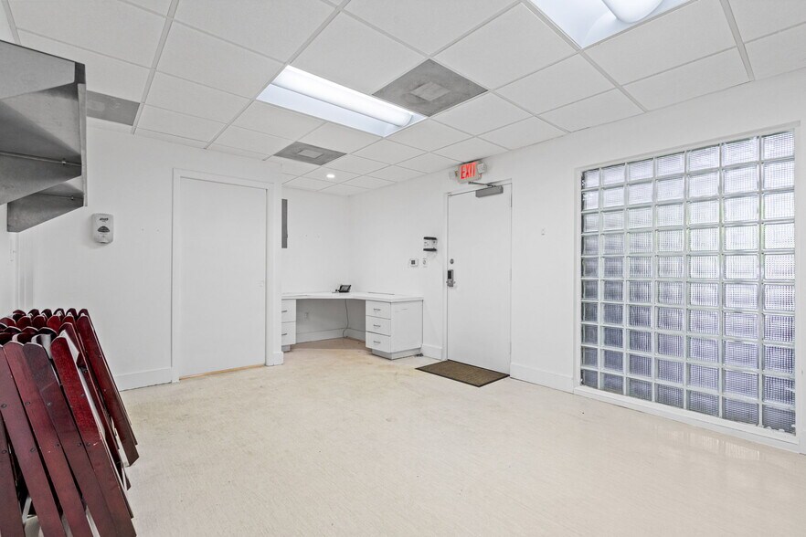 More Photos Of 6330 Manor Ln, South Miami Office For Lease
