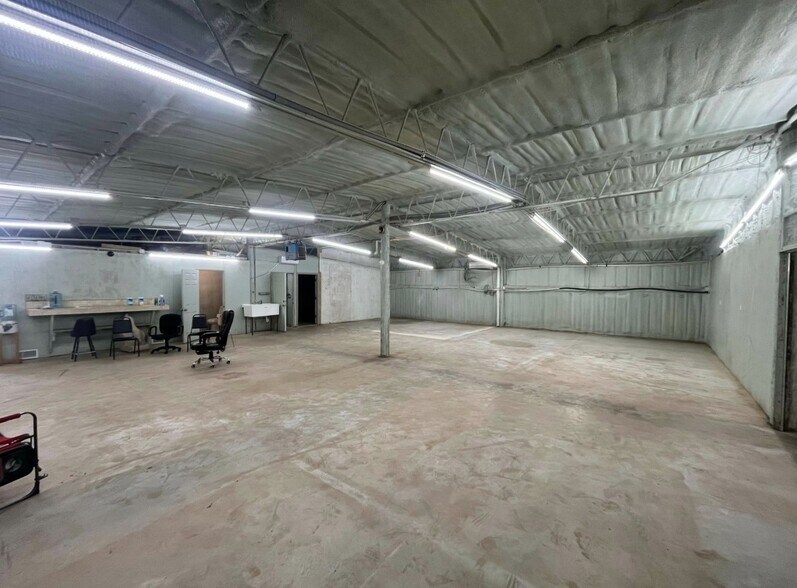 More Photos Of 14201 Green Meadows Rd, Noble Warehouse For Lease